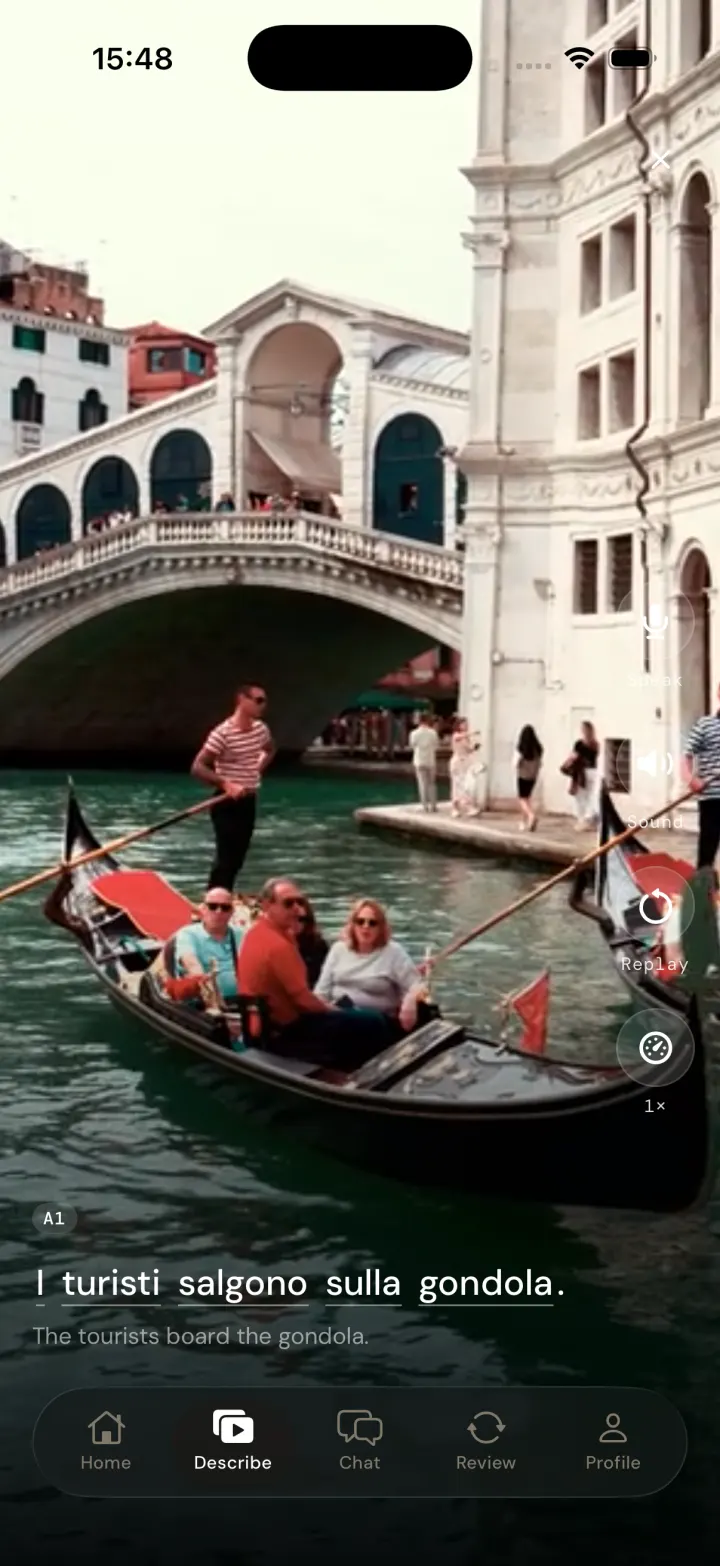 Describe scene showing a gondola on a Venice canal by the Rialto bridge, with the bilingual Italian and English caption 'I turisti salgono sulla gondola' below